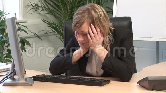 商务女性无聊在办公室视频的预览图