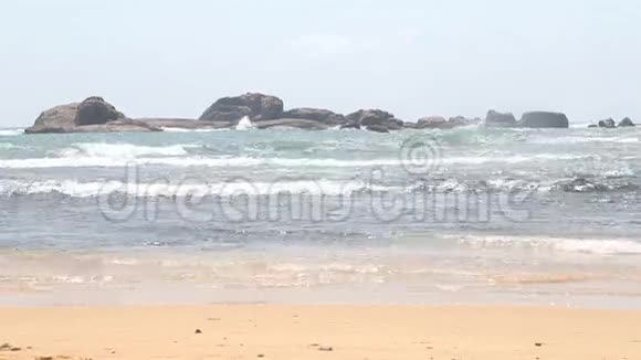 海卡杜瓦的海景海浪拍打海滩希卡杜瓦以其美丽的沙滩而闻名视频的预览图