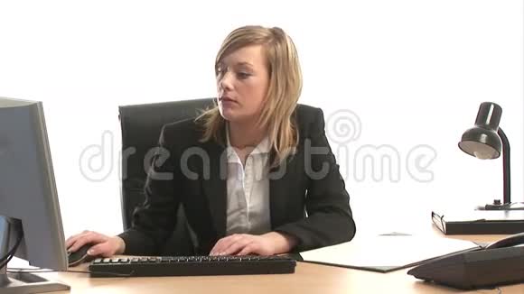 商务女性在服务台工作视频的预览图