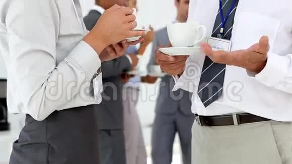 商务人士在咖啡休息时聊天视频的预览图