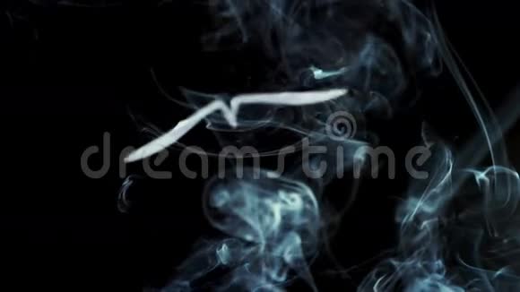 烟雾在黑色背景上升起视频的预览图