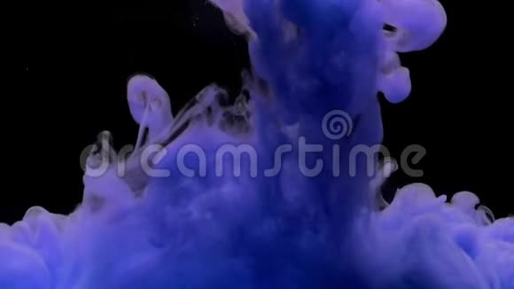 五颜六色的蓝色墨水混合在水中在黑色背景下轻轻旋转复制空间视频的预览图