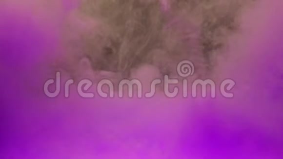五颜六色的紫罗兰色墨水在水中混合在水下轻轻旋转复制空间视频的预览图