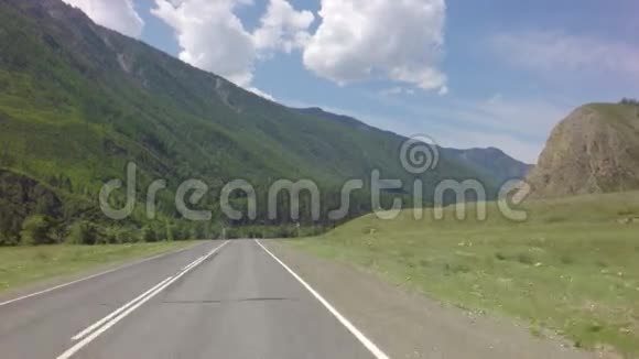 乘车前往阿尔泰山上的ChuyskyTrakt视频的预览图