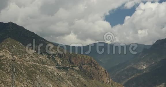 4k云团翻滚在世界屋脊的西藏山顶和山谷视频的预览图