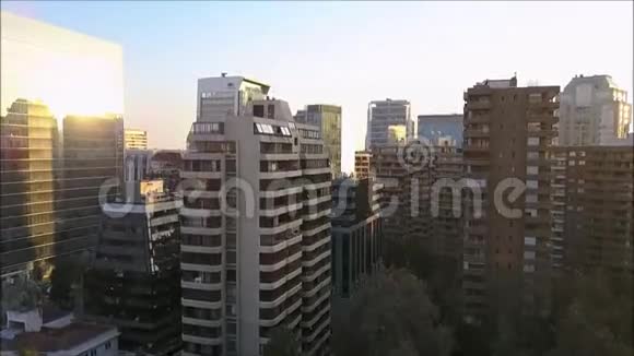 智利圣地亚哥摩天大楼的鸟瞰图视频的预览图