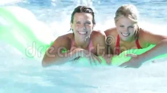 两名妇女在游泳池度假视频的预览图