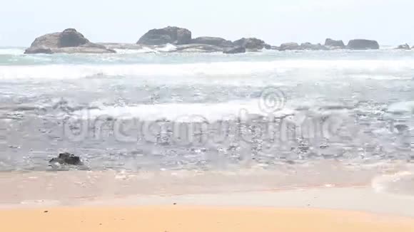 海卡杜瓦的海景海浪拍打海滩视频的预览图