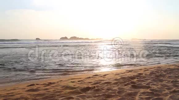 日落时在Hikkaduwa的海景海浪拍打海滩视频的预览图