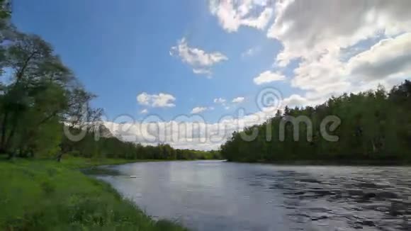夏天的河流时间流逝视频的预览图