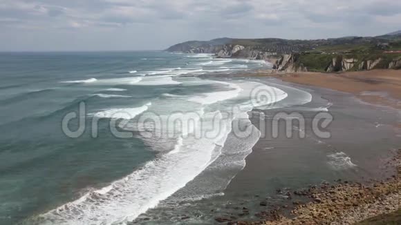海滩Azkorri或Gorrondatxe景观西班牙视频的预览图