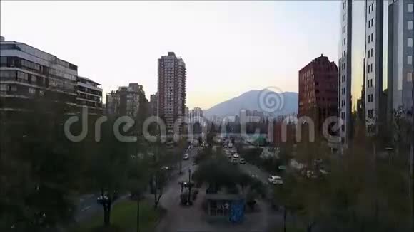 智利圣地亚哥摩天大楼的鸟瞰图视频的预览图