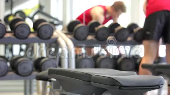 年轻人在健身房锻炼身体视频的预览图