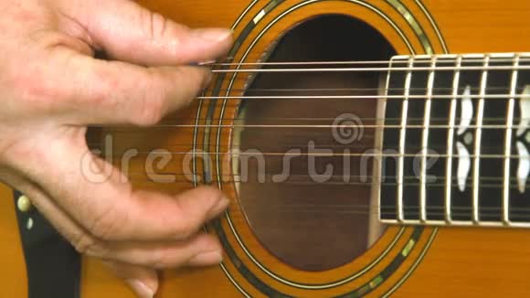 有吉他手的乐器视频的预览图