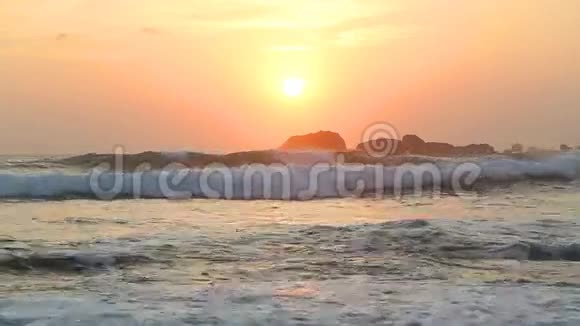 日落时在Hikkaduwa的海景海浪拍打海滩视频的预览图