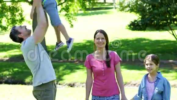 快乐的一家人一起在公园里视频的预览图