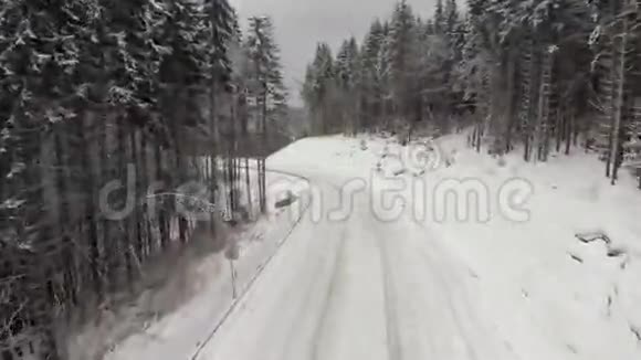 喀尔巴阡山乡村白雪覆盖道路的空中拍摄视频的预览图