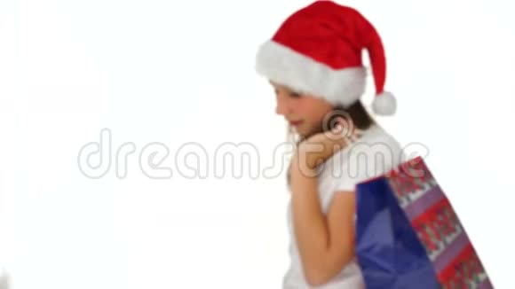 穿红色圣诞帽的年轻女孩视频的预览图