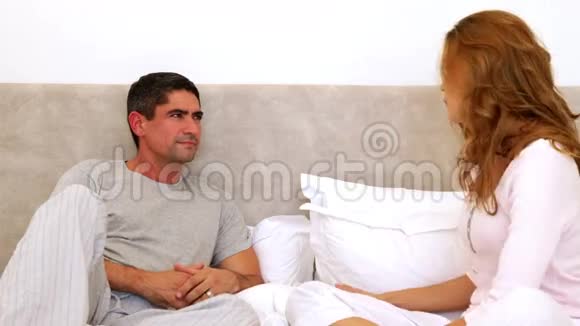 一对在床上争吵的夫妇视频的预览图