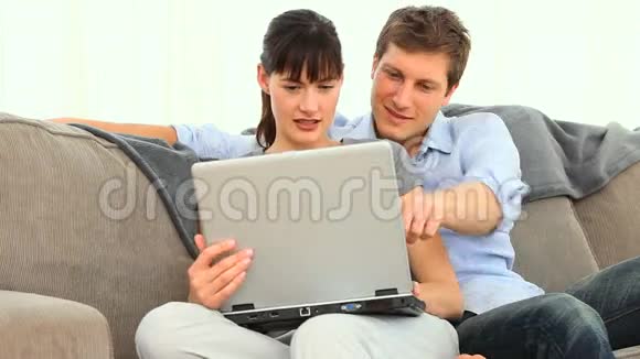快乐的年轻夫妇带着笔记本电脑视频的预览图