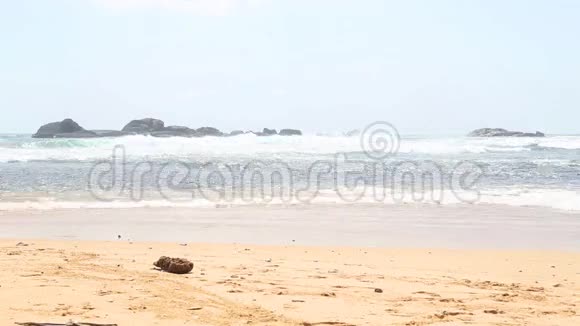 海卡杜瓦的海景海浪拍打海滩希卡杜瓦以其美丽的沙滩而闻名视频的预览图