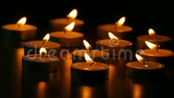 浪漫的夜晚点燃蜡烛散发着宁静的烛光视频的预览图