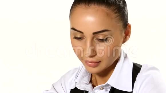 微笑商务女性的肖像视频的预览图