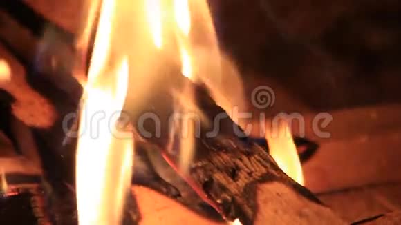 家里壁炉里的火花能量视频的预览图