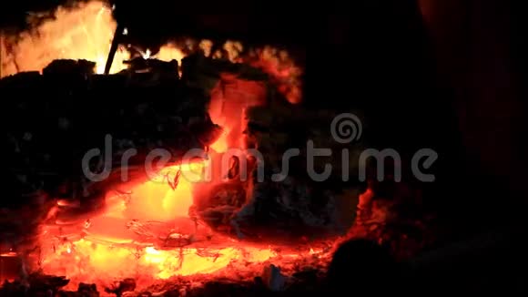 家里壁炉里的火花能量视频的预览图