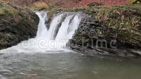 美丽的瀑布从巨大的岩石中流出视频的预览图