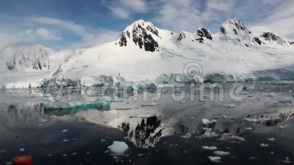 南极山在水面的反射视频的预览图