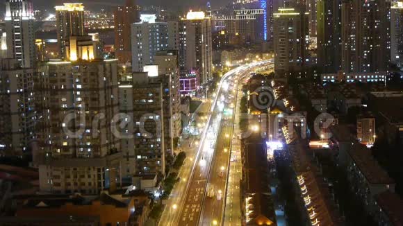 时间流逝繁忙的城市交通夜间有条纹的灯光视频的预览图
