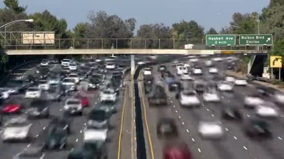 繁忙的洛杉矶高速公路交通时间流逝视频的预览图
