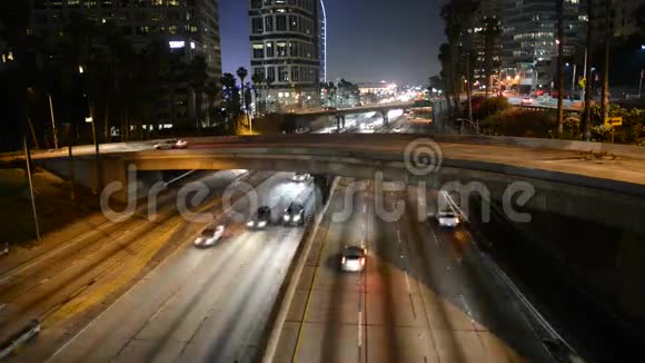 洛杉矶市中心的夜间交通视频的预览图