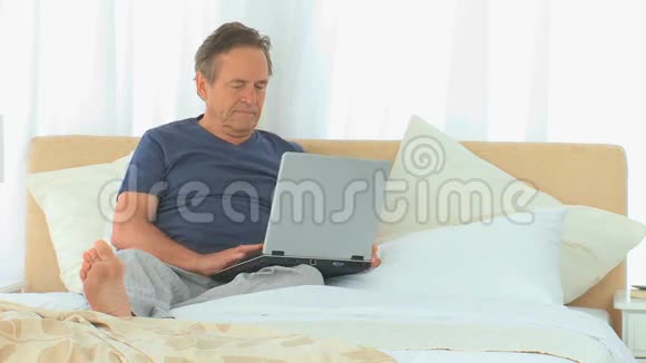 成熟的人在笔记本电脑上工作视频的预览图