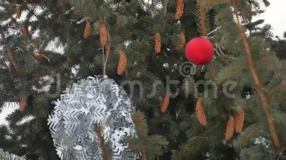 玩具球云杉冬挂冬圣诞树圣诞新年视频的预览图