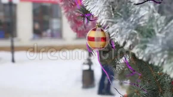 圣诞树上挂着玩具球云杉新年冬天视频的预览图