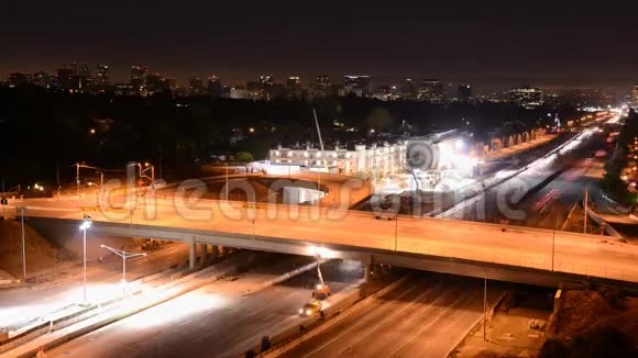 洛杉矶繁忙高速公路夜间交通的时间推移视频的预览图