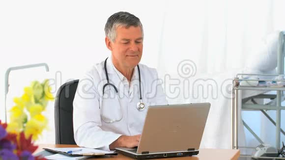 医生在他的笔记本电脑上工作视频的预览图