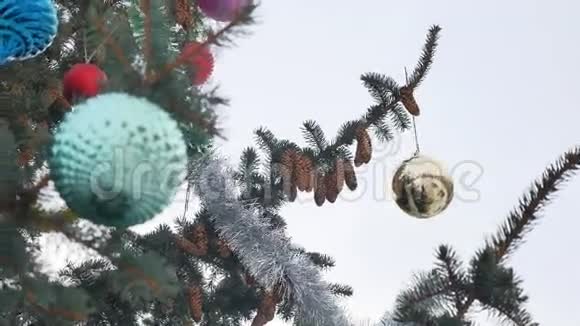 玩具球云杉冬天挂在圣诞树上圣诞新年视频的预览图