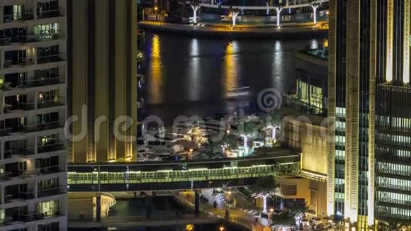 阿联酋迪拜码头夜间美丽的空中俯视图视频的预览图