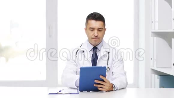 医院有平板电脑和剪贴板的医生视频的预览图