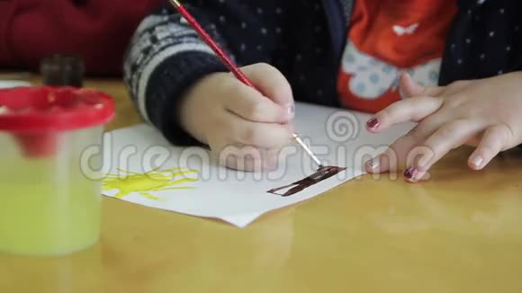 孩子们在幼儿园用纸画画视频的预览图