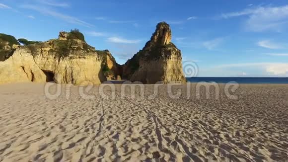 葡萄牙阿尔沃PraiaTresIrmaos的天然岩石视频的预览图