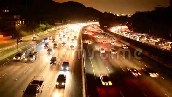 繁忙的洛杉矶高速公路夜间交通高峰时间视频的预览图