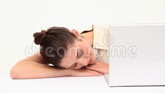 一个拿着笔记本电脑坐在桌子上的女人视频的预览图