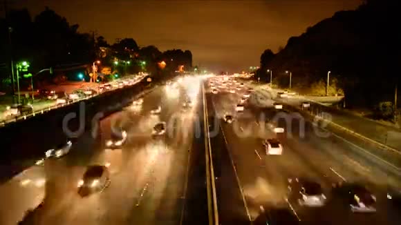 繁忙的洛杉矶高速公路交通高峰时间间隔视频的预览图