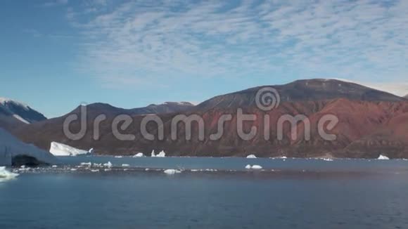 海山和反映水的大型冰山视频的预览图