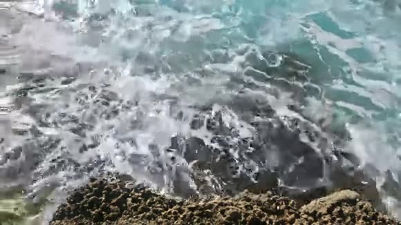 在宁静的日子里海边的悬崖视频的预览图