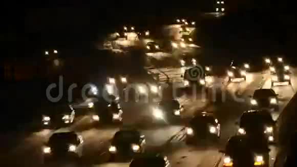 夜间繁忙的高速公路的时间视频的预览图